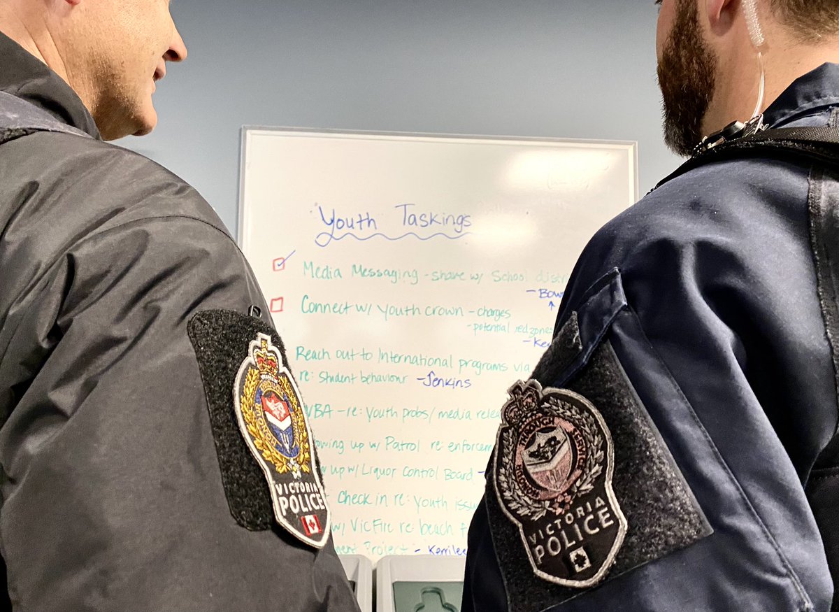 vicpdcanada's tweet photo. Welcome to tonight's #vicpdlive. Our response group is briefing up &amp; about to head out to the hotspots where youth have been congregating leading to reports of violence &amp; vandalism. Our priorities are clear - deter violence &amp; engage with youth heading in to downtown #yyj https://t.co/pzUAWRqD9N