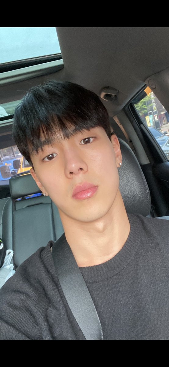 dawnuayo's tweet photo. happy 1 year to shownu posting selcas while being stuck in a traffic jam after their anniversary vlive because he was bored https://t.co/CzyDb4s59w