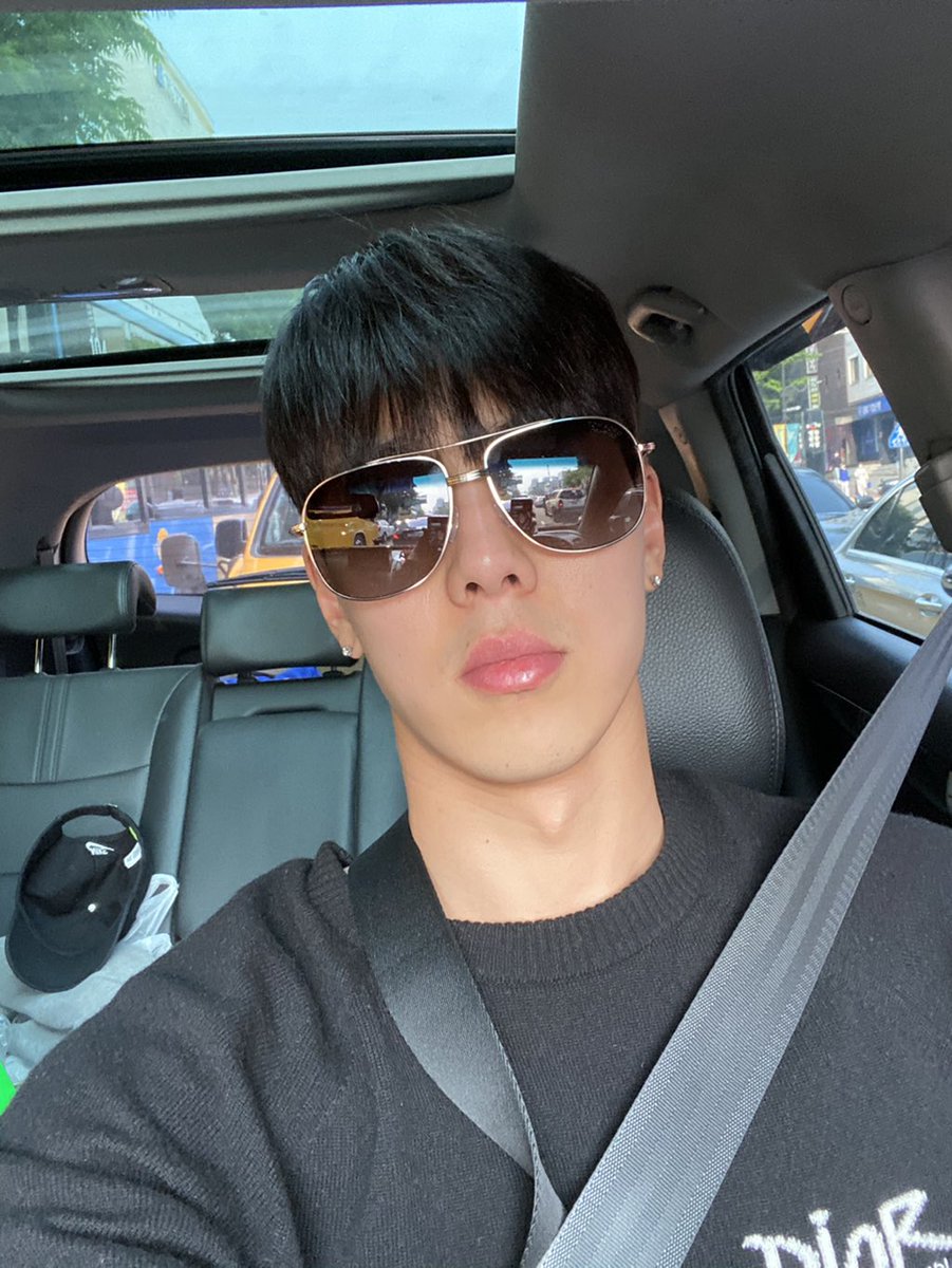 dawnuayo's tweet photo. happy 1 year to shownu posting selcas while being stuck in a traffic jam after their anniversary vlive because he was bored https://t.co/CzyDb4s59w