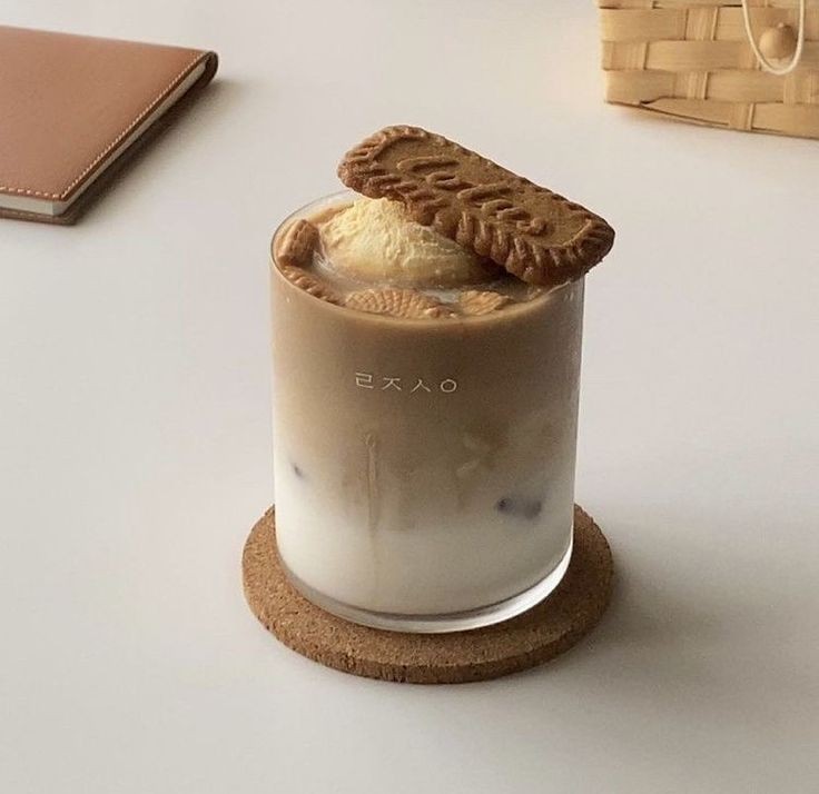 Candu's tweet photo. @cogants defga! hepi wiken yaaa~ mau ada rencana apa hari ini? pokoknya jangan lupa sarapan dan minum yang banyak biar tidak loyoo 🫶🏼 nih ada kue berotot biar kamu kuat menjalani hari. have a great dayy 🐻 https://t.co/XMWqyQuRbj
