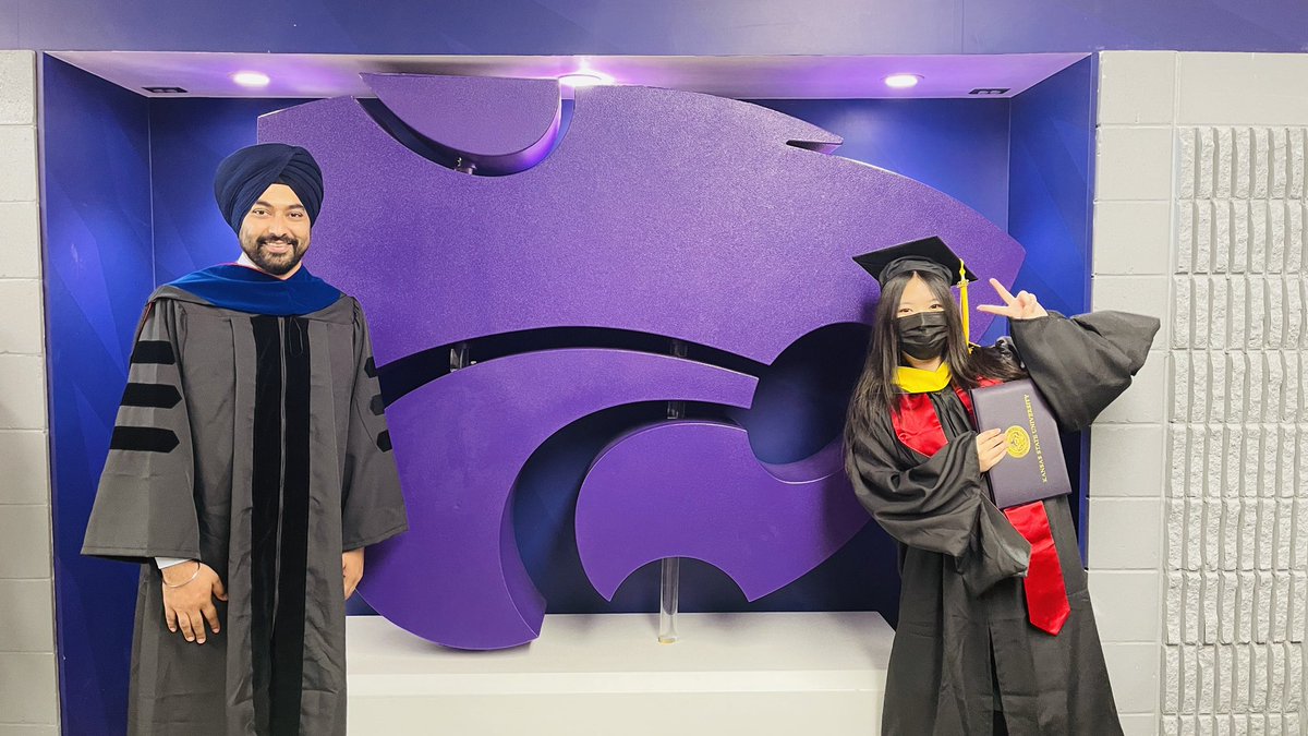 msbhullar1's tweet photo. It is a special moment to see your first student graduate! Many Congratulations, Yeqi Zhao @BhullarLab @KStateOlathe #Graduation #KSU #GoWildcats https://t.co/s5XpNEVVu4