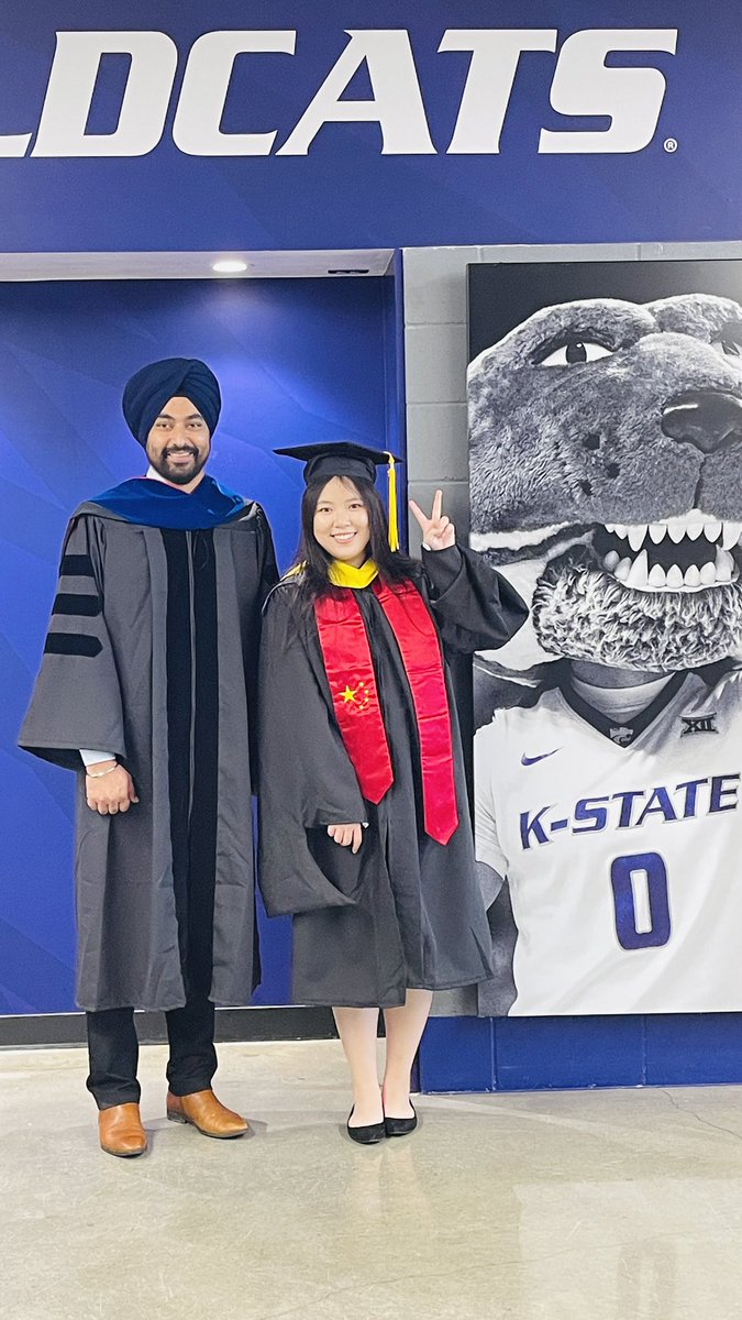 msbhullar1's tweet photo. It is a special moment to see your first student graduate! Many Congratulations, Yeqi Zhao @BhullarLab @KStateOlathe #Graduation #KSU #GoWildcats https://t.co/s5XpNEVVu4