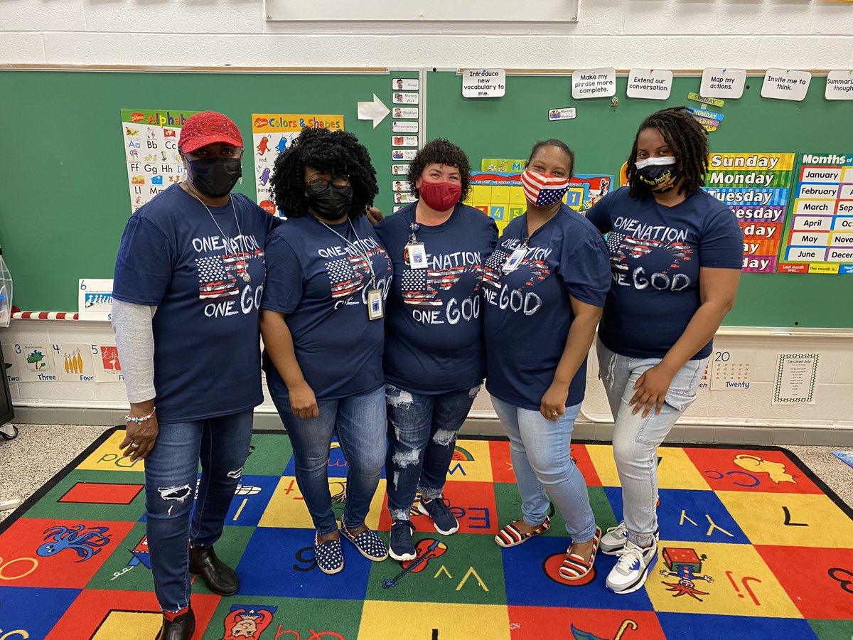 Check out how our car pickup crew celebrated Patriotic Day today #PPSShines <a href="/hermon_pc/">MtHermon PC-Principal</a> <a href="/cardellpatillo/">Dr. Cardell Patillo, Jr.</a> <a href="/ebracyPPS/">Dr. Elie Bracy III</a> <a href="/PortsVASchools/">Portsmouth Schools</a> <a href="/HermonPre/">Mt.Hermon Pre-k</a>