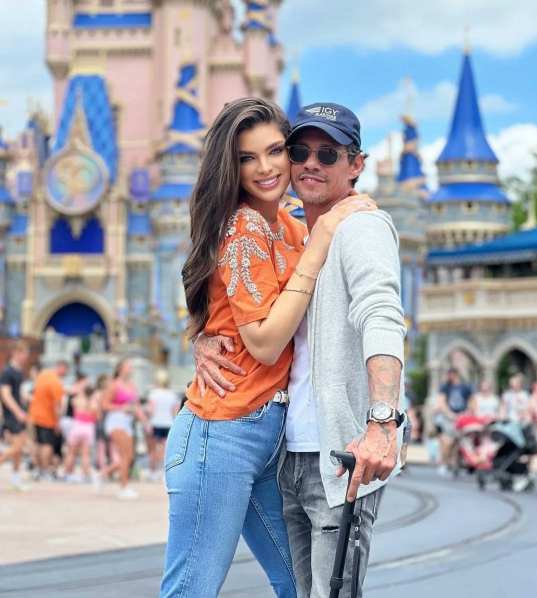 salsa1063mia's tweet photo. Tres meses después de anunciar su relación, @MarcAnthony y #NadiaFerreira están comprometidos y van a celebrar en Miami! 💒❤️🎉 

¿Qué opinan sobre el anillo?💍

📸 : @itsmissnadia

#salsa #lamusicaapp #Salsa1063mia https://t.co/O24YUtUnZp