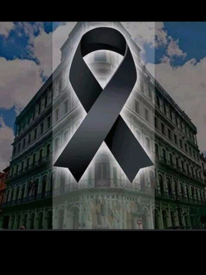 IsmaelCuba5's tweet photo. #SolidaridadYAmor 
Divisa que ha presidido la multiactoral labor en función de rescatar víctimas del lamentable accidente;
#CubaPorLaVida Hilo conductor de Bomberos, Paramédicos y Ambulancietos, Policias, Cruz Roja; Médicos y Enfermaria,...;
#SiempreConNosotros Sentimiento #Cuba https://t.co/aEc9nh6AQz