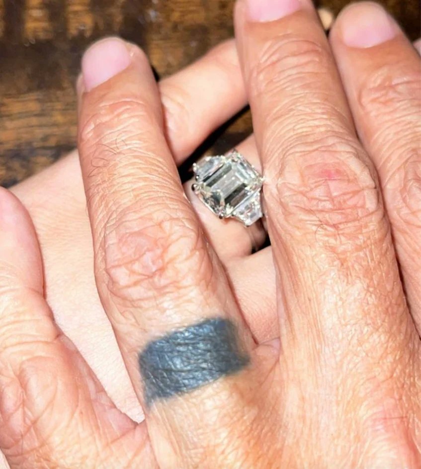 salsa1063mia's tweet photo. Tres meses después de anunciar su relación, @MarcAnthony y #NadiaFerreira están comprometidos y van a celebrar en Miami! 💒❤️🎉 

¿Qué opinan sobre el anillo?💍

📸 : @itsmissnadia

#salsa #lamusicaapp #Salsa1063mia https://t.co/O24YUtUnZp