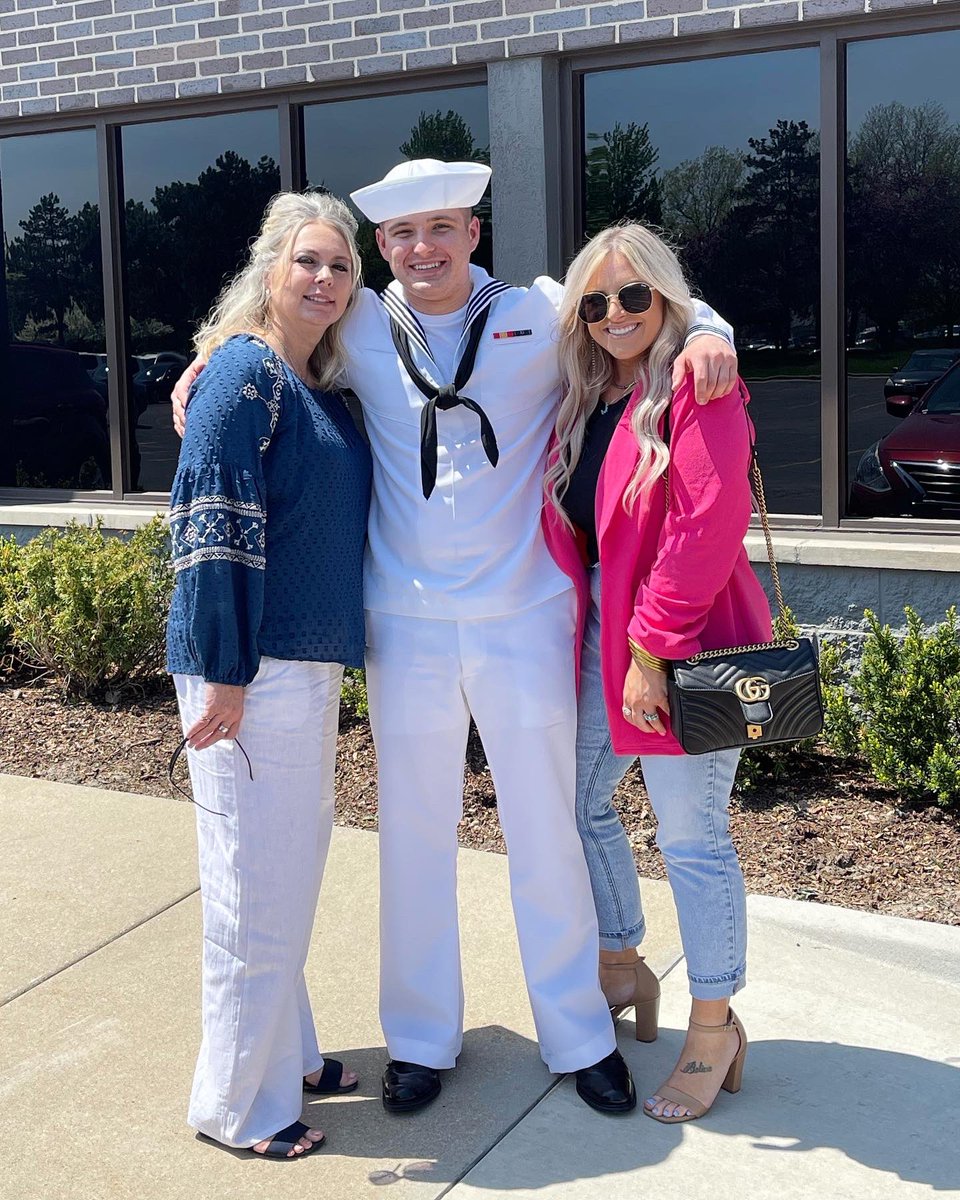 spaceycasey_g's tweet photo. Beyond proud of our U.S. Navy sailor! ⚓️💙 https://t.co/5WVaB1rGiE
