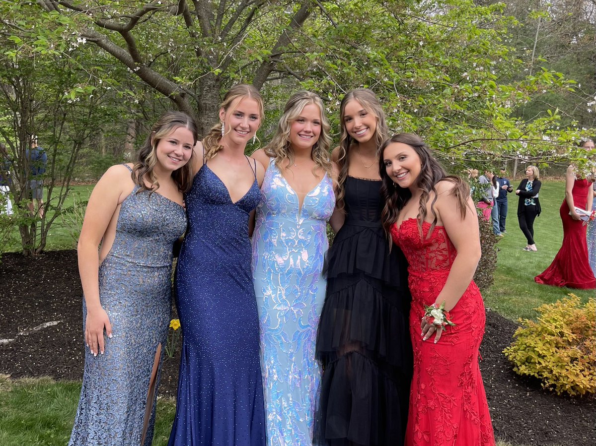 bfpeterson's tweet photo. 🏀 FHS Jr. Prom 🏀 Love these girls, together since 4th grade! @fhsgvbasketball @_kpeterson @coachleighto @HaileyFales @cglenny33 @lizzynewman23 @BridgetLeo2 https://t.co/RNrbIC7ejX