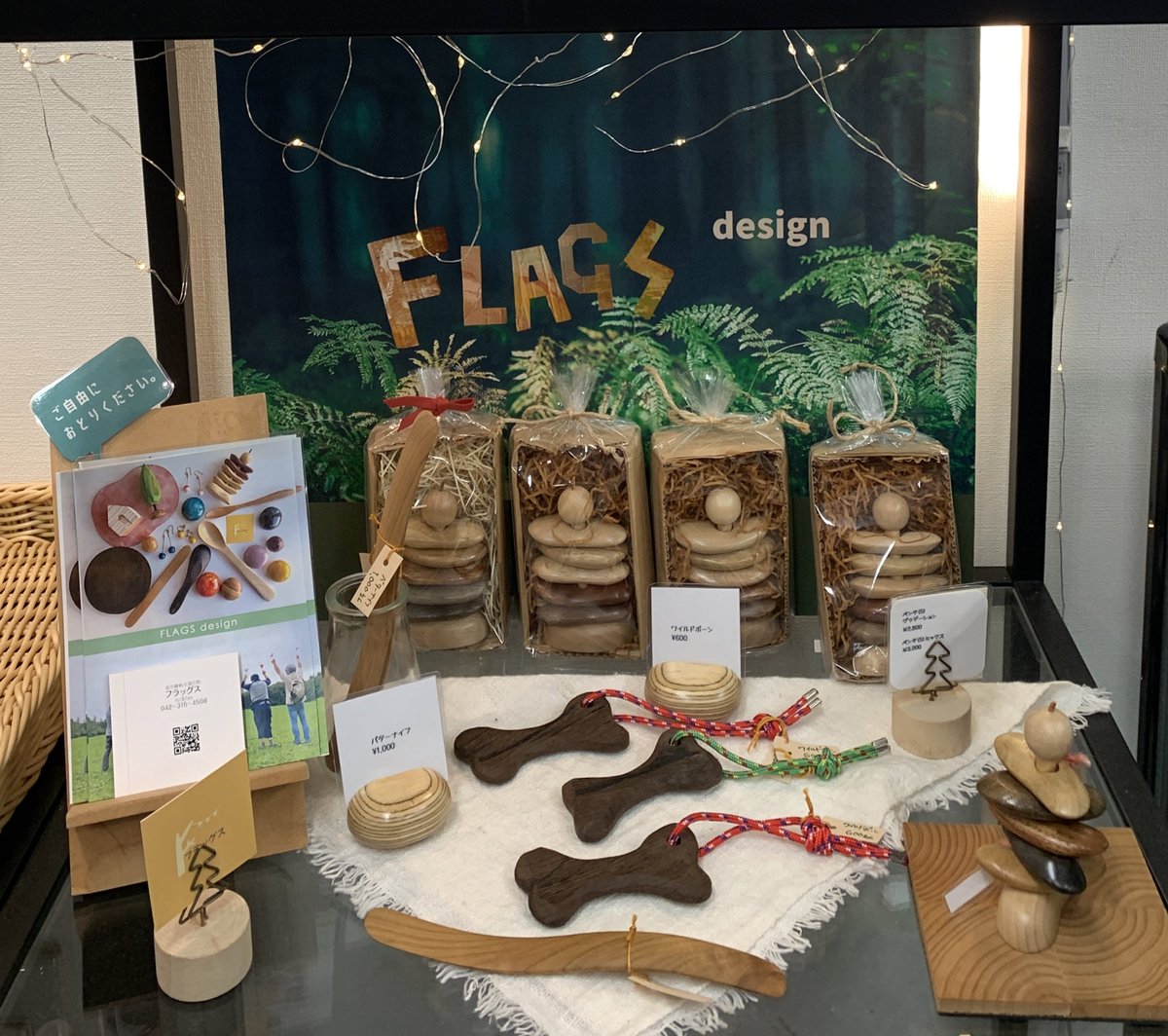 FuchuTerrace's tweet image. 府中市内のFLAGS design工房製
・箸置き「ぺんた-gradetion」🥢
・木のバターナイフ🧈等 販売中
自然由来の素材で着色🧅
伊勢丹立川店他でも購入可
市内では事業所と府中テラスのみで販売中です！
プレゼント🎁にもオススメ💕
flagsdesign.stores.jp

#FLAGSdesign 
#府中テラス
#大國魂神社⛩前