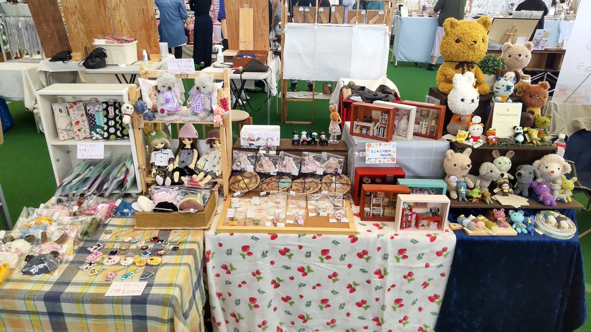 HMTEAM3's tweet photo. ハンドメイドマルシェ札幌、設営完了～(^∇^)
L-03は入り口真ん前(笑) お待ちしてます♥

#ハンドメイドマルシェ札幌 #編みぐるみ #ミニチュアボックス #テディベア #イトウ雑貨工房 #Tambourine #めろんぱんだ #CalCal #木下商店 https://t.co/JAgqfajOAb
