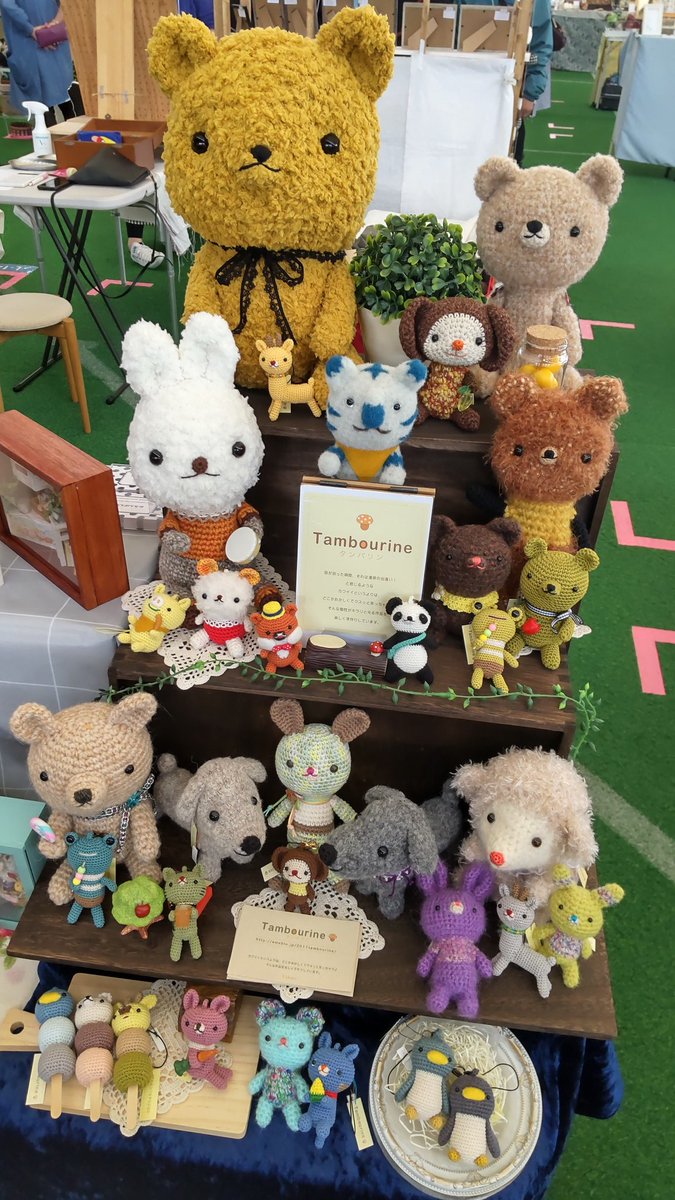 HMTEAM3's tweet photo. ハンドメイドマルシェ札幌、設営完了～(^∇^)
L-03は入り口真ん前(笑) お待ちしてます♥

#ハンドメイドマルシェ札幌 #編みぐるみ #ミニチュアボックス #テディベア #イトウ雑貨工房 #Tambourine #めろんぱんだ #CalCal #木下商店 https://t.co/JAgqfajOAb