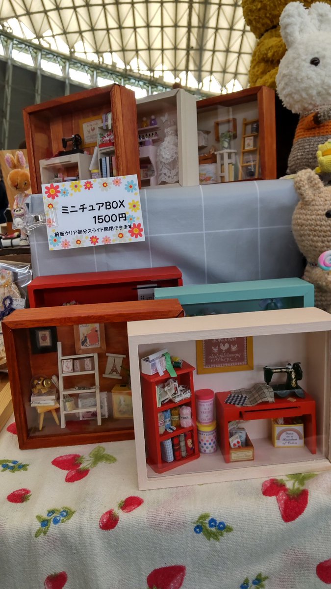 HMTEAM3's tweet photo. ハンドメイドマルシェ札幌、設営完了～(^∇^)
L-03は入り口真ん前(笑) お待ちしてます♥

#ハンドメイドマルシェ札幌 #編みぐるみ #ミニチュアボックス #テディベア #イトウ雑貨工房 #Tambourine #めろんぱんだ #CalCal #木下商店 https://t.co/JAgqfajOAb