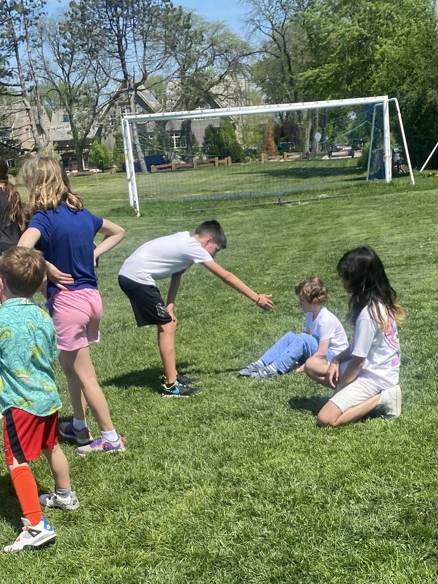 KerrySantefort's tweet photo. So fun co teaching with ⁦@ZacharyBeyer3⁩ combining our Kindergarten and 5th grade students today!5th graders taught our kinders how to do the shuttle run in prep for field day. #studentshelpingstudents #studentleadership ⁦@D64News⁩ ⁦@FieldD64⁩ #physed #engaged64 https://t.co/AIXLersRSU