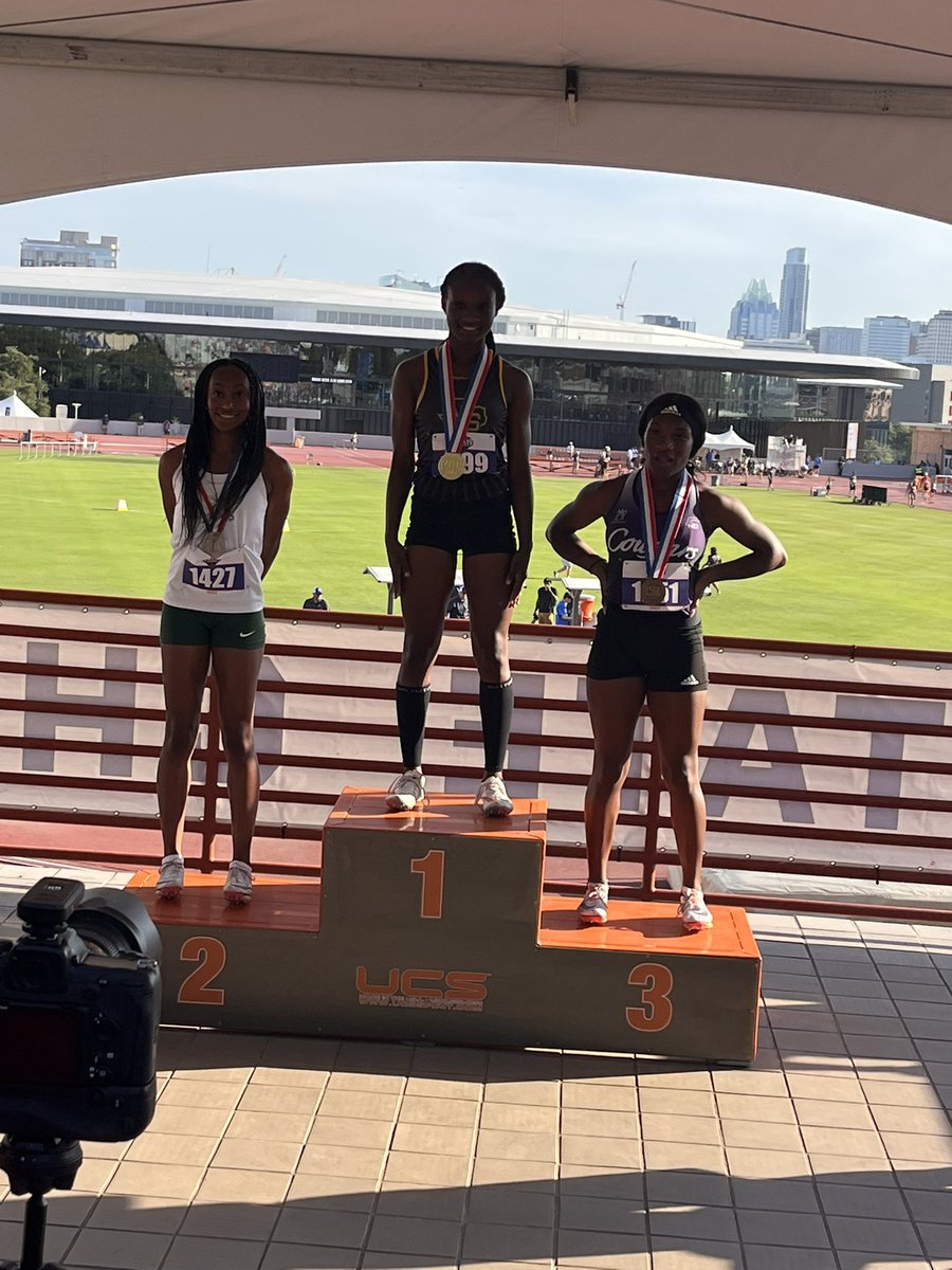 LTHSrunning's tweet photo. Laila Hackett first girl in LT Track history to go to the STATE meet and now she is the first girl in LT track history to medal at the STATE meet! She is taking home the silver medal in the 100m dash and she placed 4th in the 200m dash! #Blazerfast🔥@LebanonTrailHS https://t.co/kEYQTb6Zid