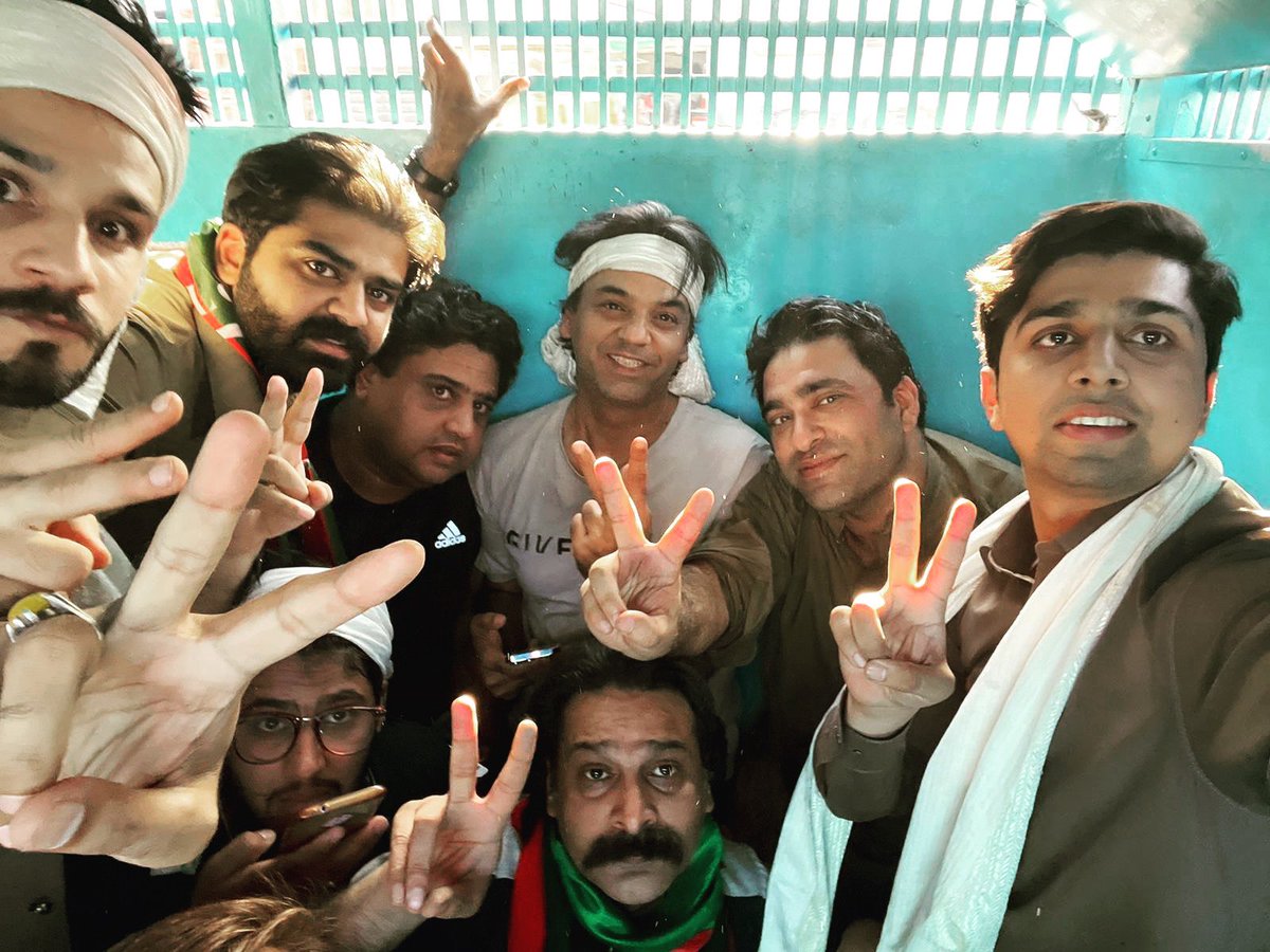 ImranRiazKhan's tweet photo. قیدیوں کی وین میں سے تصویر
حکومت نے ایک اور غلطی کر لی 
#Sialkot https://t.co/I3oS1zGUrc