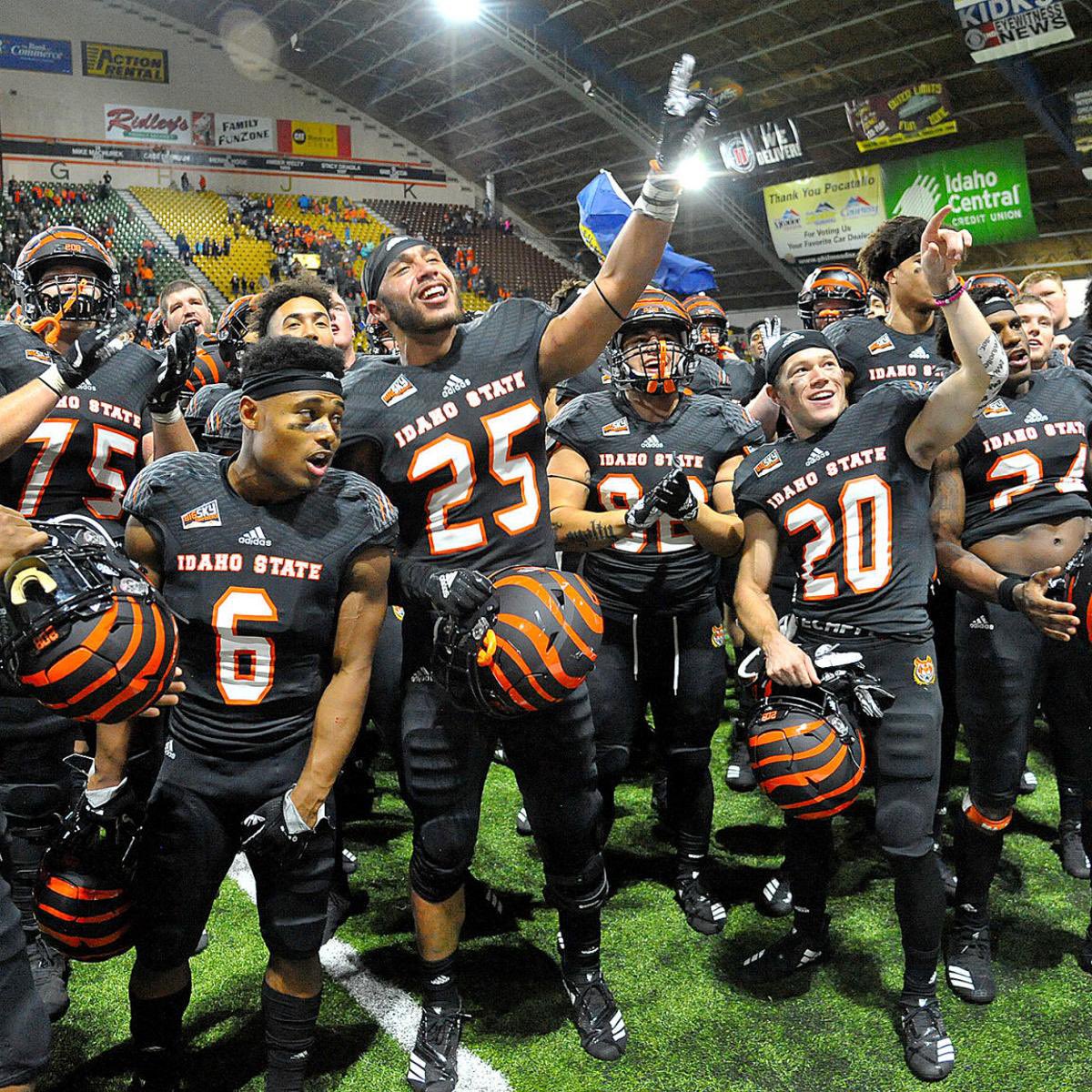 nolanclement_'s tweet photo. Blessed to receive my 2nd D1 offer from Idaho State @VinceAmey @coachconrad41 @CoachhZoe @DMWolvesFB https://t.co/uxwZDTGRFn