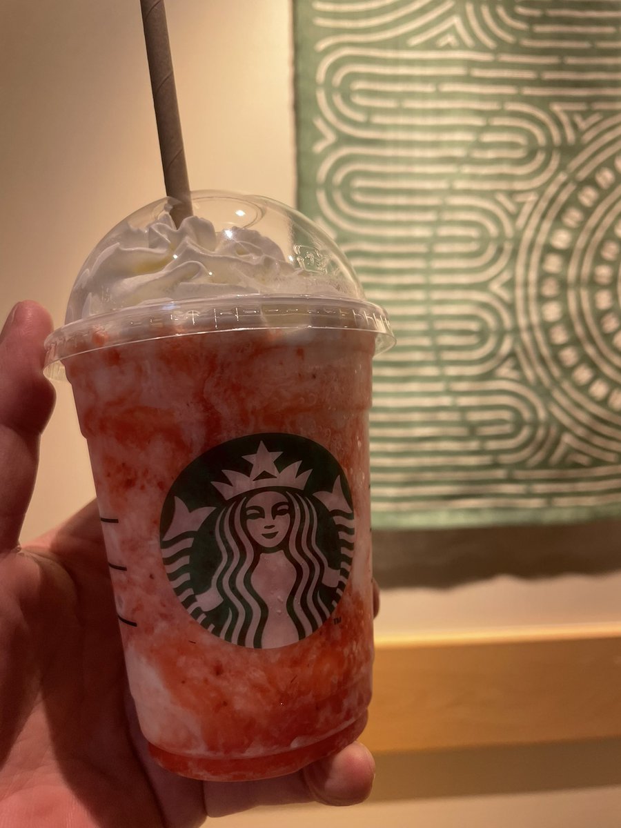 nomurie73's tweet photo. 今年初のストロベリーフラペチーノ🍓

コーヒー好きなので、普段はあまりフラペチーノは頼まないけれど、このフラペチーノは別物✨

たまに飲みたくなってしまう🍹

#スタバ
#カフェタイム
#期間限定
#フラペチーノ
#イチゴ好き https://t.co/htWKZsdc52