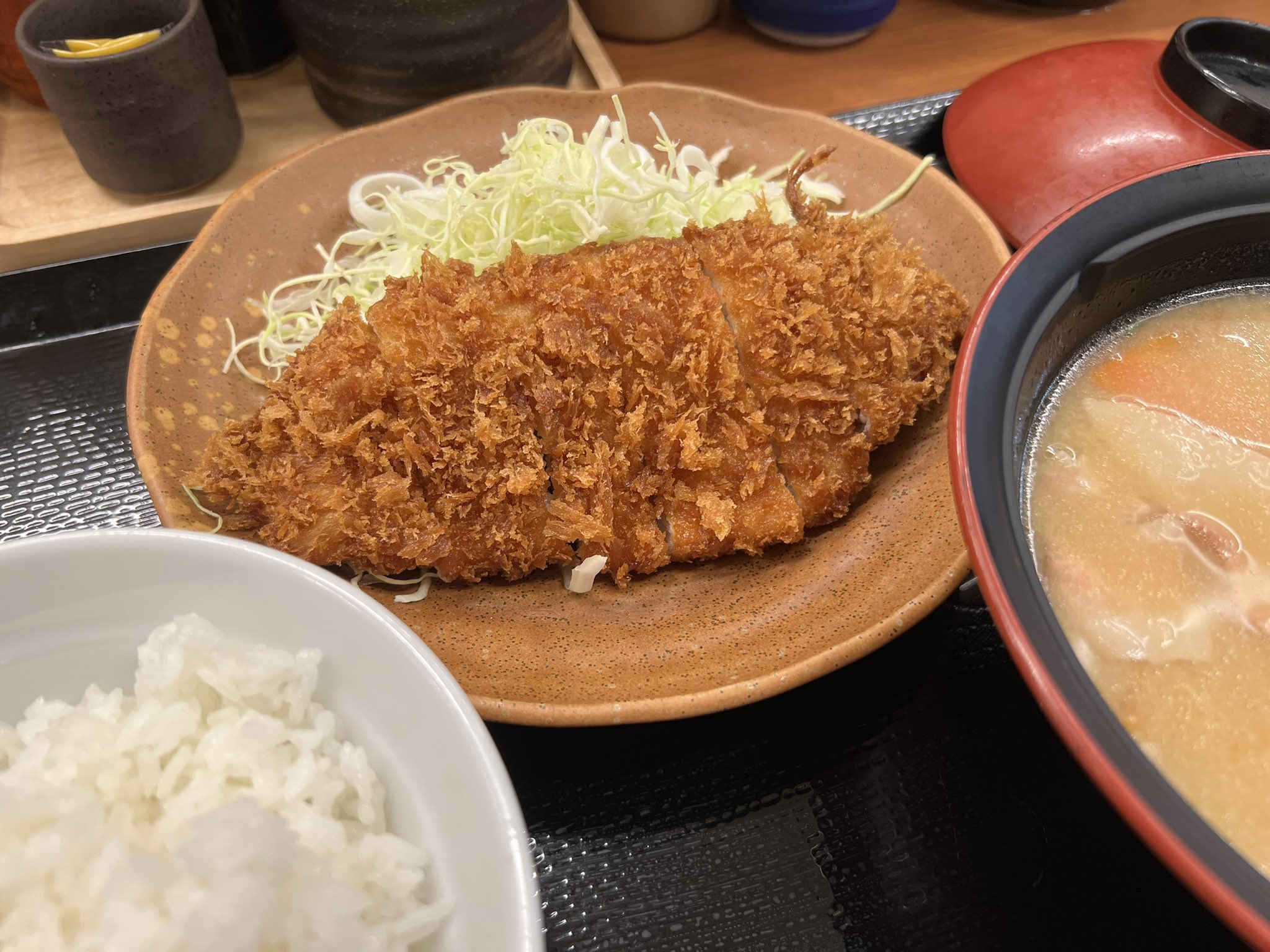 しし 早朝から仕事していてお腹すいたので かつや で朝とんかつ定食 450円 トン汁を大に替えて かつや の100円引きクーポンを使うと 400円 になるという裏技を見つけてしまった 朝からラッキー かつや ラッキー とんかつ