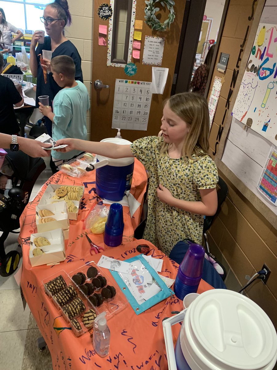 mrs_jackson209's tweet photo. Business Day @buchelem yesterday was a success!! The students worked so hard setting up their business and providing a good or service to sell to others! We had massages, a lemonade stand, board games, arm wrestling, rubber band bracelets, crafts, and a photo booth! #wearebranson https://t.co/XSjP3xsbYR