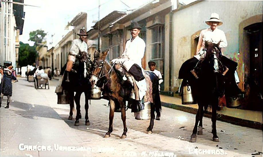CIVoficial's tweet photo. 1900. Vendedores de leche por las empedradas y polvorientas calles caraqueñas. https://t.co/OffCF2XbMz