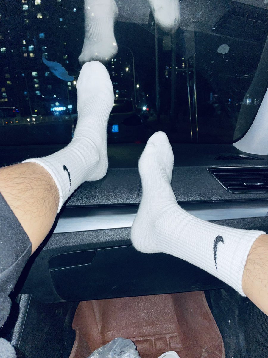 在车里  不穿鞋是最舒服的