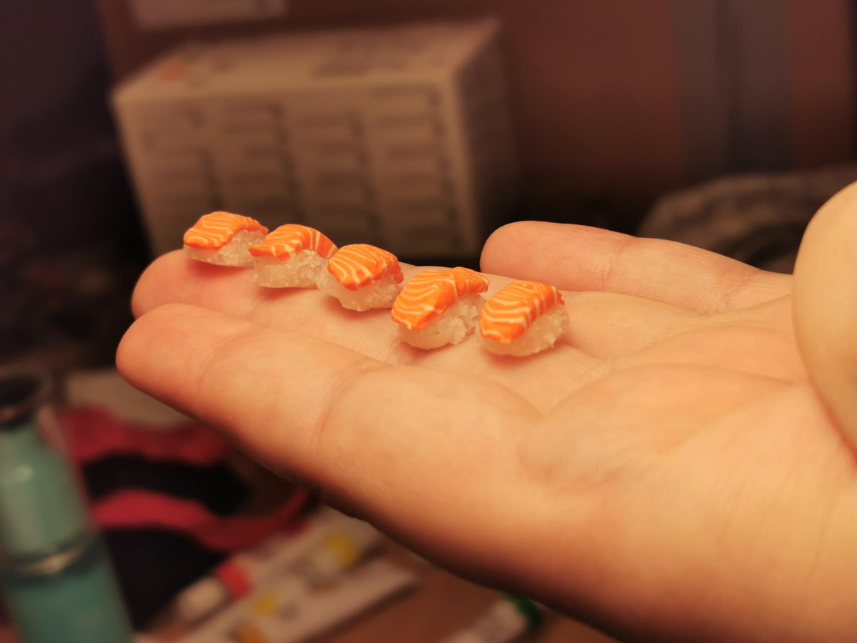 LoryenneArt's tweet photo. Miniatuur polymer sushi! 🍣

#miniature https://t.co/UWdbl2pTDv