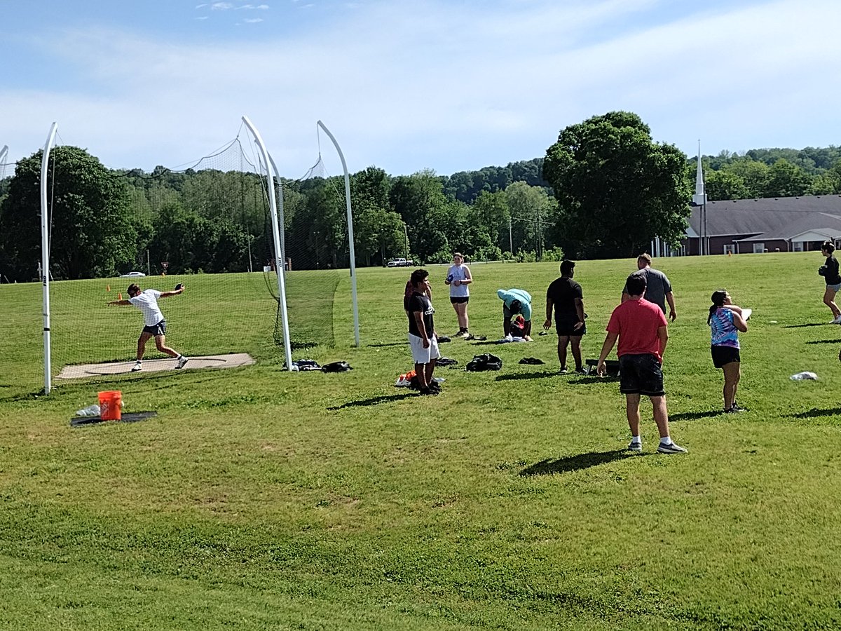 MCMustangTrack's tweet photo. Had a great time celebrating our seniors today! Had a good chunk of JV athletes come out despite their season being over for 2 weeks. Shows that our kids care about eachother and that our seniors have done a lot right! https://t.co/puKPWRPlLT