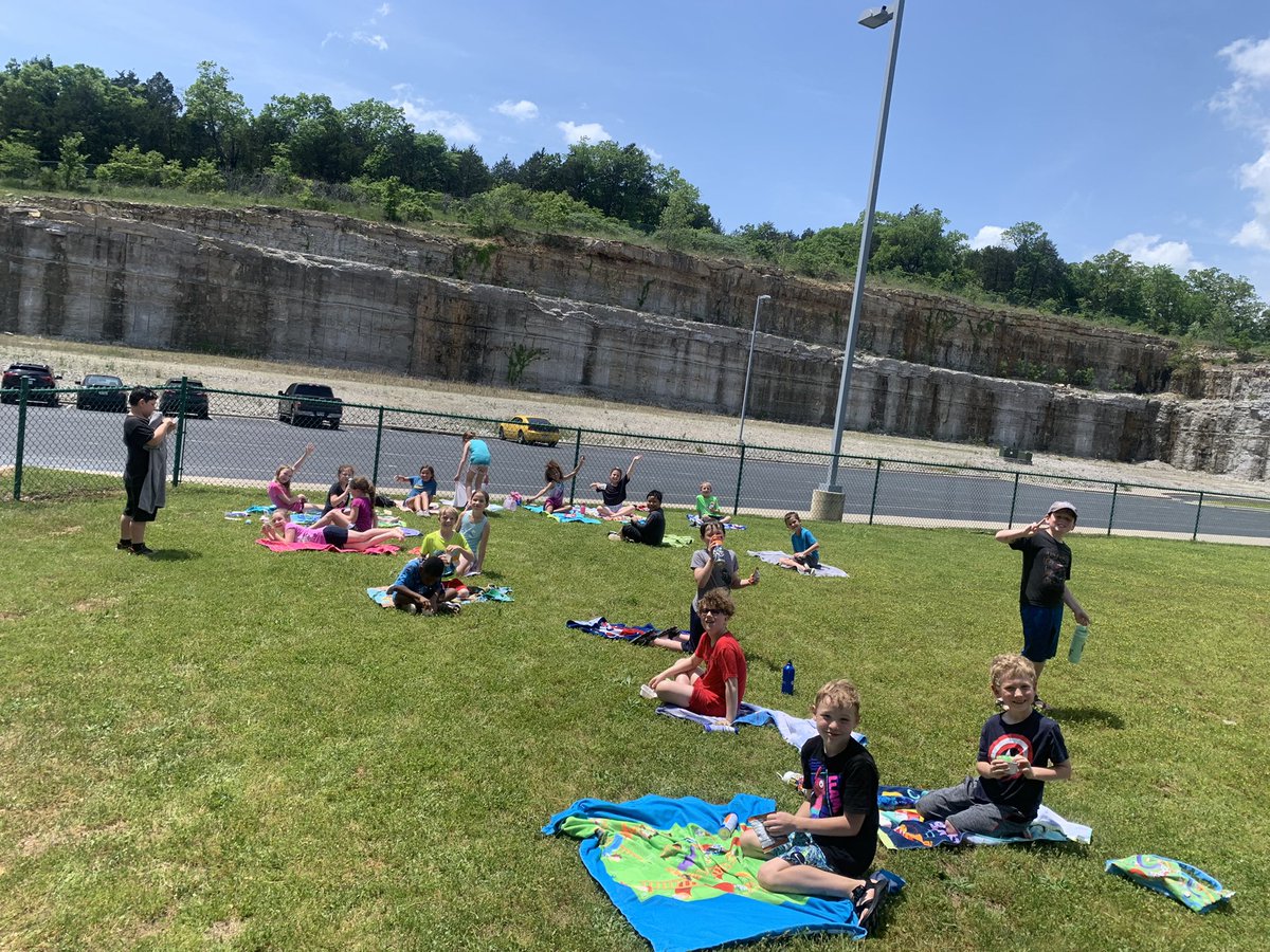 mrs_jackson209's tweet photo. Water day was a success for 2nd grade today @buchelem!! 🤗 We had sooo much fun! #wearebranson #waterday https://t.co/ysabs06Hyi