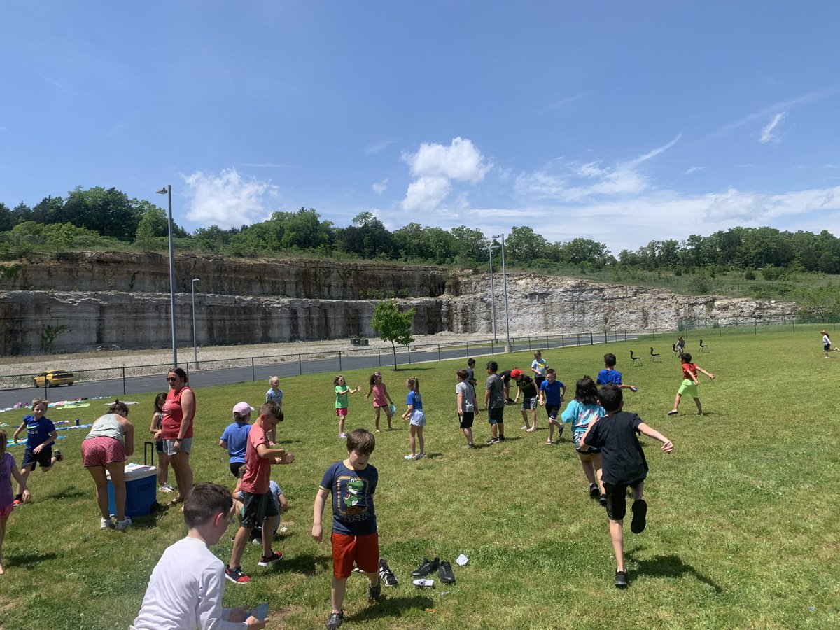 mrs_jackson209's tweet photo. Water day was a success for 2nd grade today @buchelem!! 🤗 We had sooo much fun! #wearebranson #waterday https://t.co/ysabs06Hyi