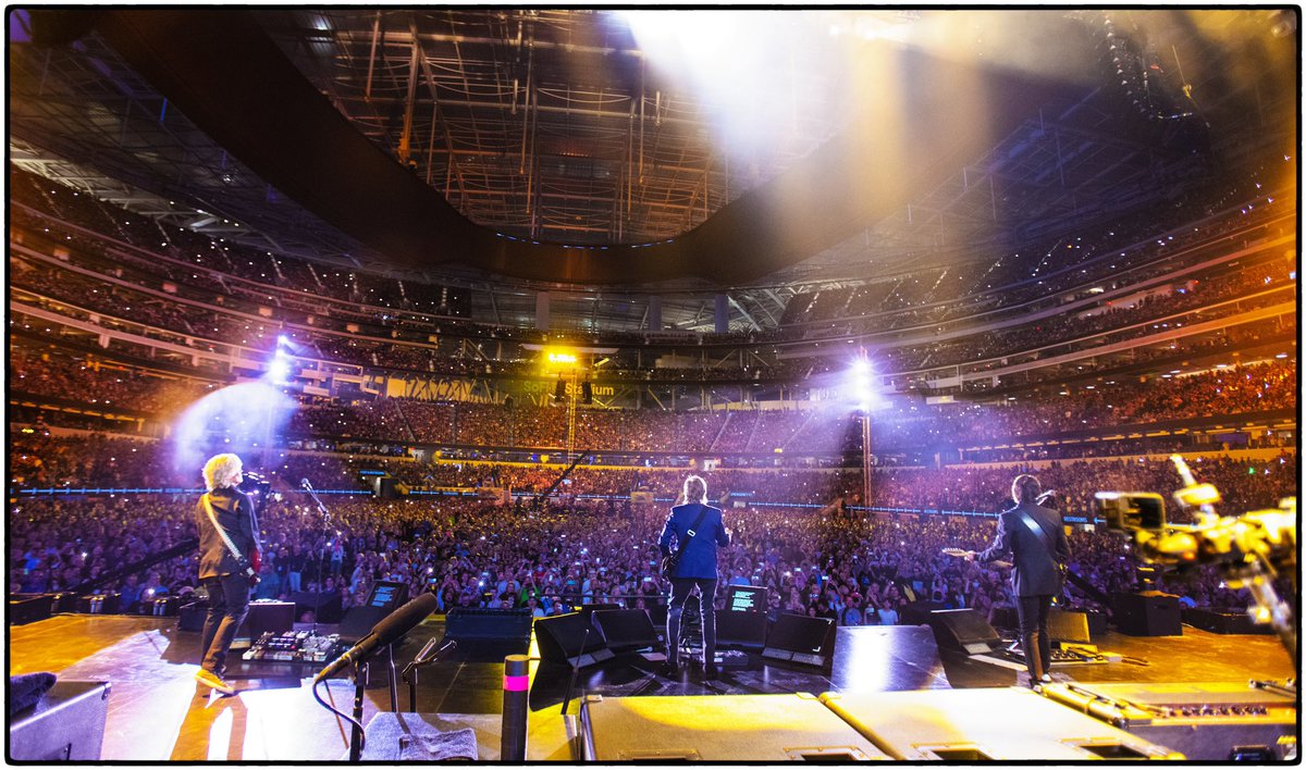 PaulMcCartney's tweet photo. SoFi was so fine! Thank you LA - Paul ✨

#PaulMcCartneyGotBack https://t.co/qTYJJRe8sn