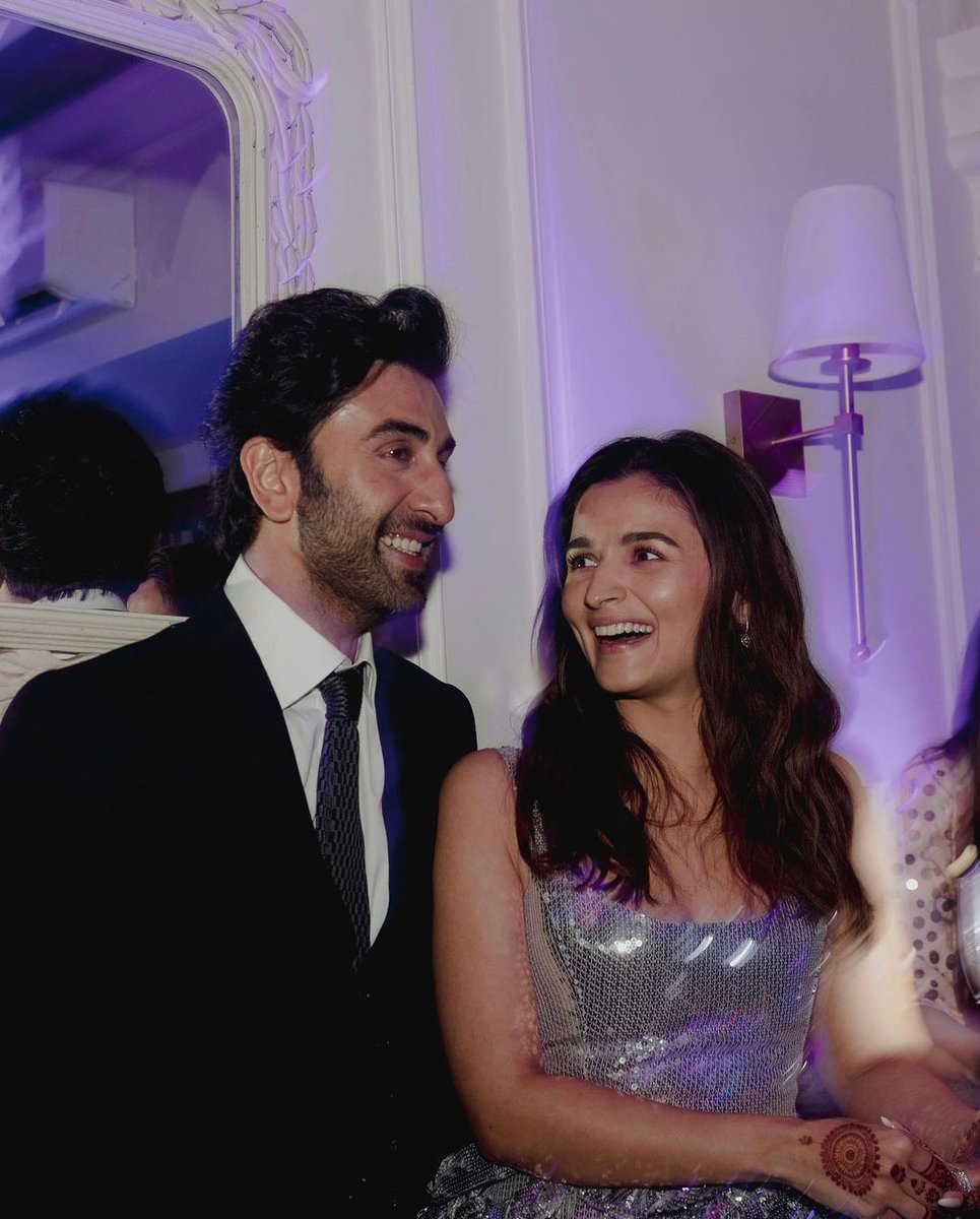 Mr & Mrs. Kapoor 😍
#RanbirKapoor #AliaBhatt #RanbirAliaWedding