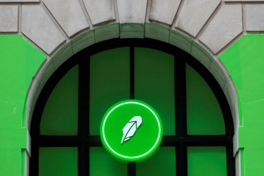 Daisyfinance's tweet photo. FTX's CEO revealed a 7.6% stake in Robinhood Markets Inc, controlling 64% of the outstanding voting shares. shares of Robinhood rose more than 27% in after-hours trading. https://t.co/97Lael6nuc