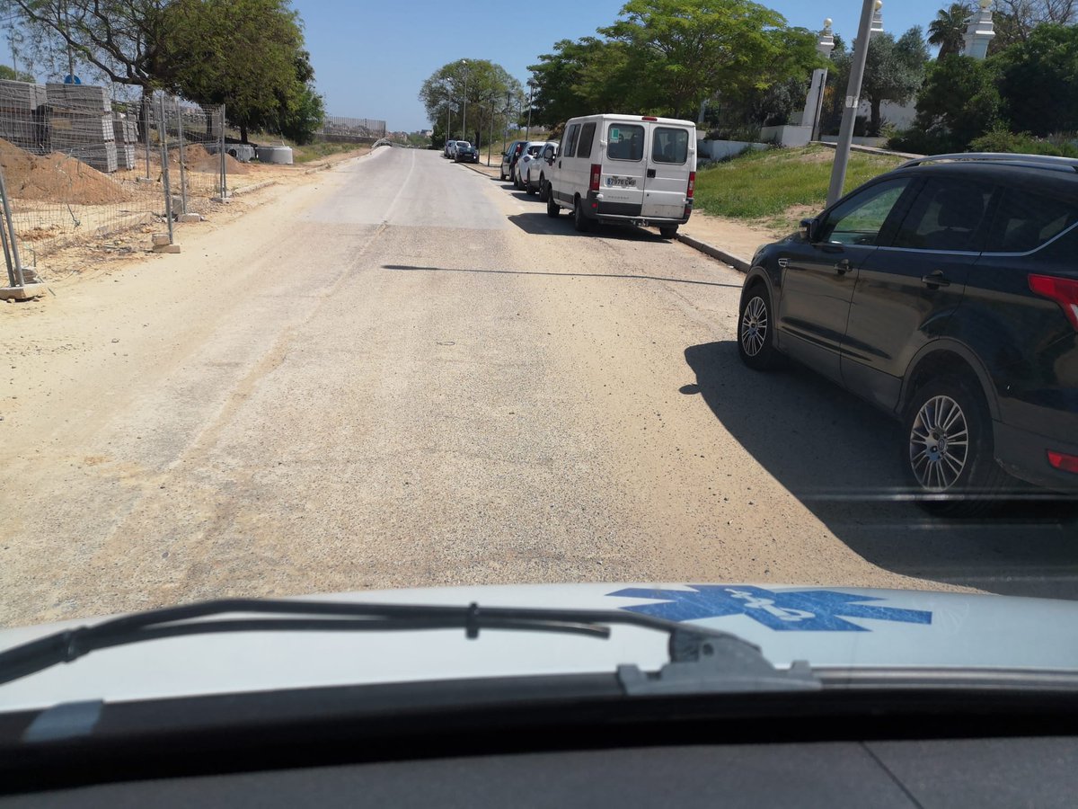 DueEscalona's tweet photo. @MairenaAljarafe 
En R. de Cavaleri comprendemos que hay obra en las calles adyacentes. Pero nuestra calle parece un carril del Rocío, nadie limpia cuando terminan la jornada. Las piedras saltan al pasar los coches, están destrozando el asfalto.
Y repito, jamás nadie limpia aquí https://t.co/u5SWYZBJam