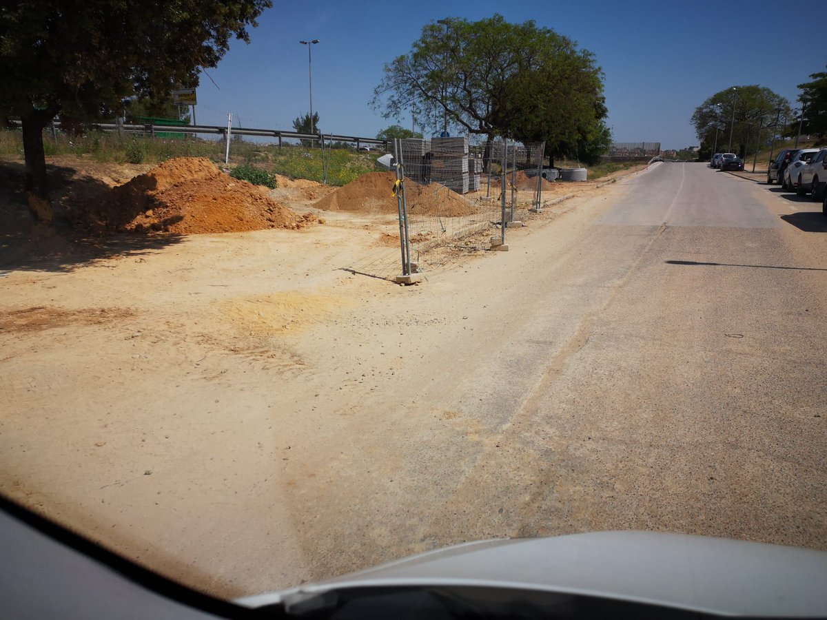 DueEscalona's tweet photo. @MairenaAljarafe 
En R. de Cavaleri comprendemos que hay obra en las calles adyacentes. Pero nuestra calle parece un carril del Rocío, nadie limpia cuando terminan la jornada. Las piedras saltan al pasar los coches, están destrozando el asfalto.
Y repito, jamás nadie limpia aquí https://t.co/u5SWYZBJam