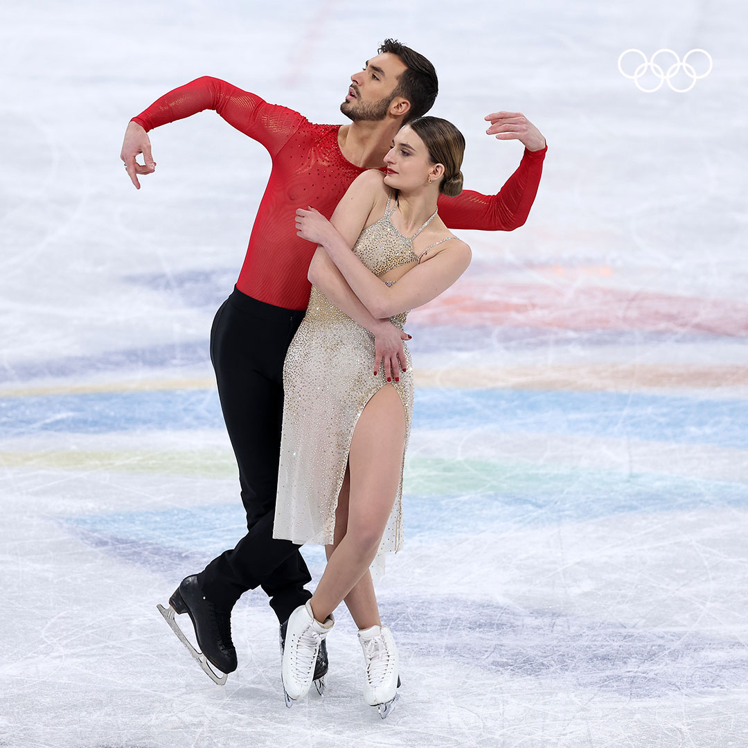jeuxolympiques's tweet photo. ⛸️ À Pyeongchang ou à Pékin. 
🥇🥈 En or ou en argent. 
💃🏻 Classique ou plus folklorique.
 
Le duo Gabriella Papadakis et Guillaume Cizeron nous a toujours ébloui ! Vêtus de quels atours les avez-vous préféré ? ✨

@GabriellaPks @GuillaumeCIZ @ISU_Figure @EquipeFRA https://t.co/Ivwpf9lcFn