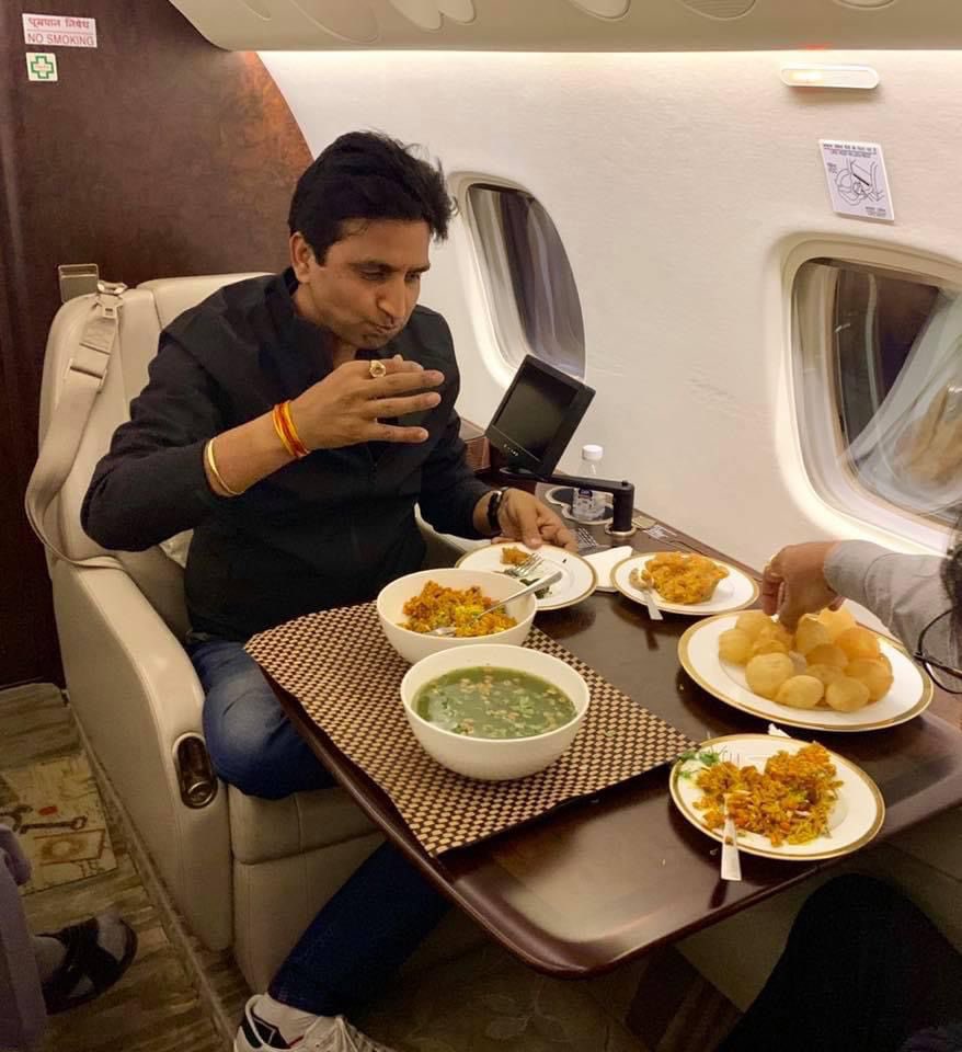 DrKumarVishwas's tweet photo. हमारी तमिल मौसी के पुत्र भाई @KPonmudiMLA जी।हिंदी माँ के बेटे तो हर हाल में गौरवान्वित हैं।दक्षिण के अपने भाई-बहनों की स्वाद ग्रंथियों को ऊर्जा देने वाले गोलगप्पे बेचकर भी और इसी माँ हिंदी की कृपा से हिंदी कविता सुनाने चार्टर प्लेन से यात्रा करते हुए गोलगप्पे खाकर भी।जय हिंद🇮🇳🙏 https://t.co/2EjvtzpH4M
