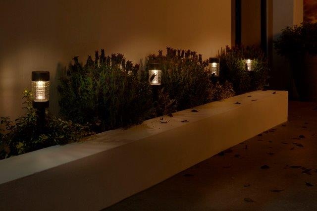 Als het zomer wordt, willen we allemaal naar buiten. Ontbijten, lunchen, heerlijk aperitieven en tafelen in de buitenlucht. Tot 's avonds laat, bij kaarslicht of gezellige lampen op zonne-energie.