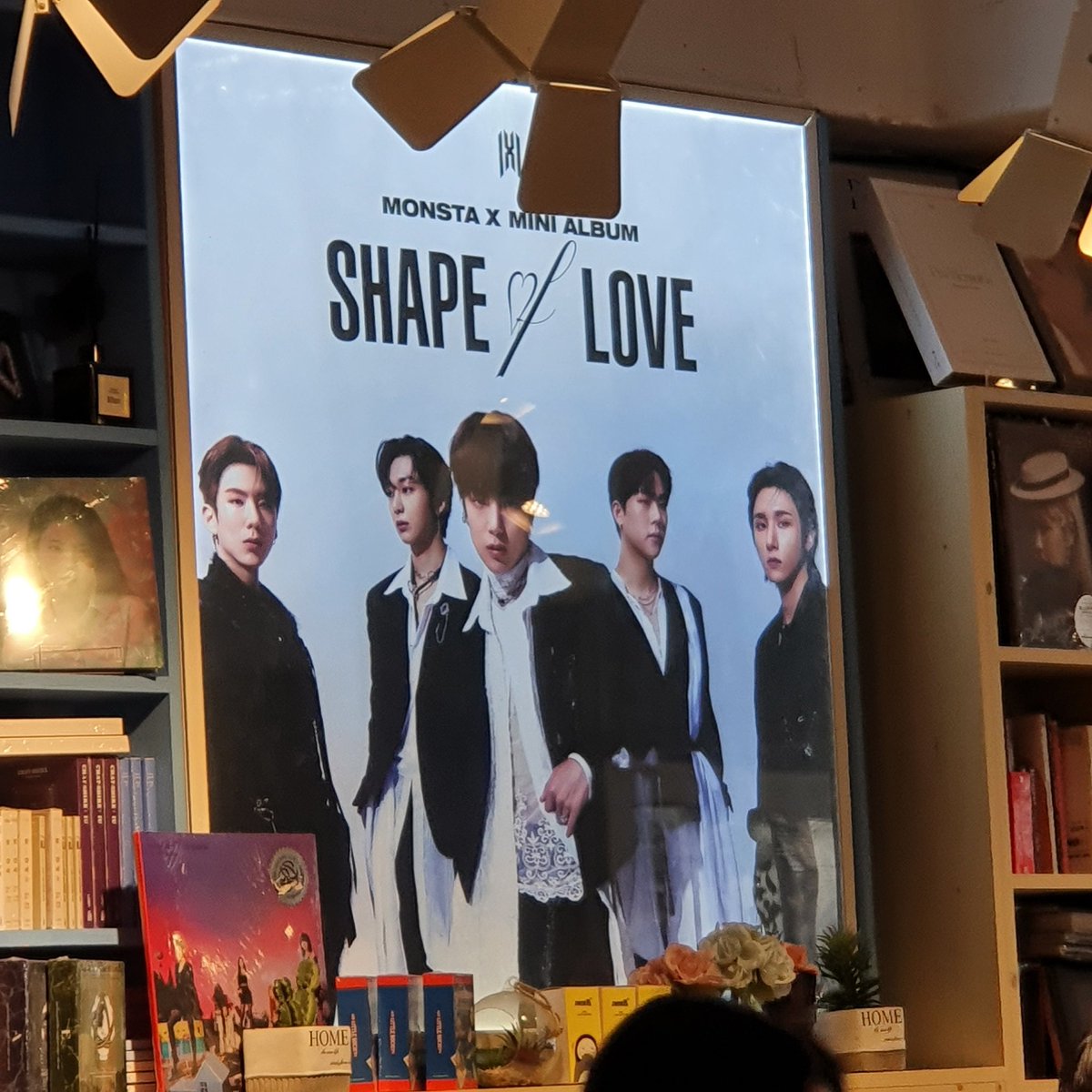chaebijyu's tweet photo. 와 지금 비트로드에 사람 짱 많아 ㄷㄷ https://t.co/hxqgwIRXBI