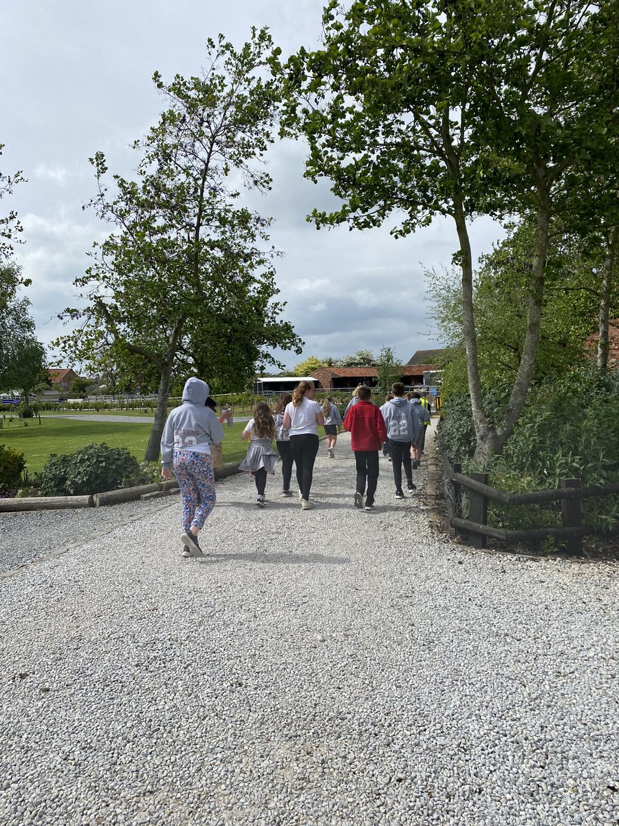 Great to see <a href="/DunswellAcademy/">Dunswell Academy</a> year 6 students at Manor Farm today for pizza and play. All relaxed now after a week of SATS. #friends #schoolfriends