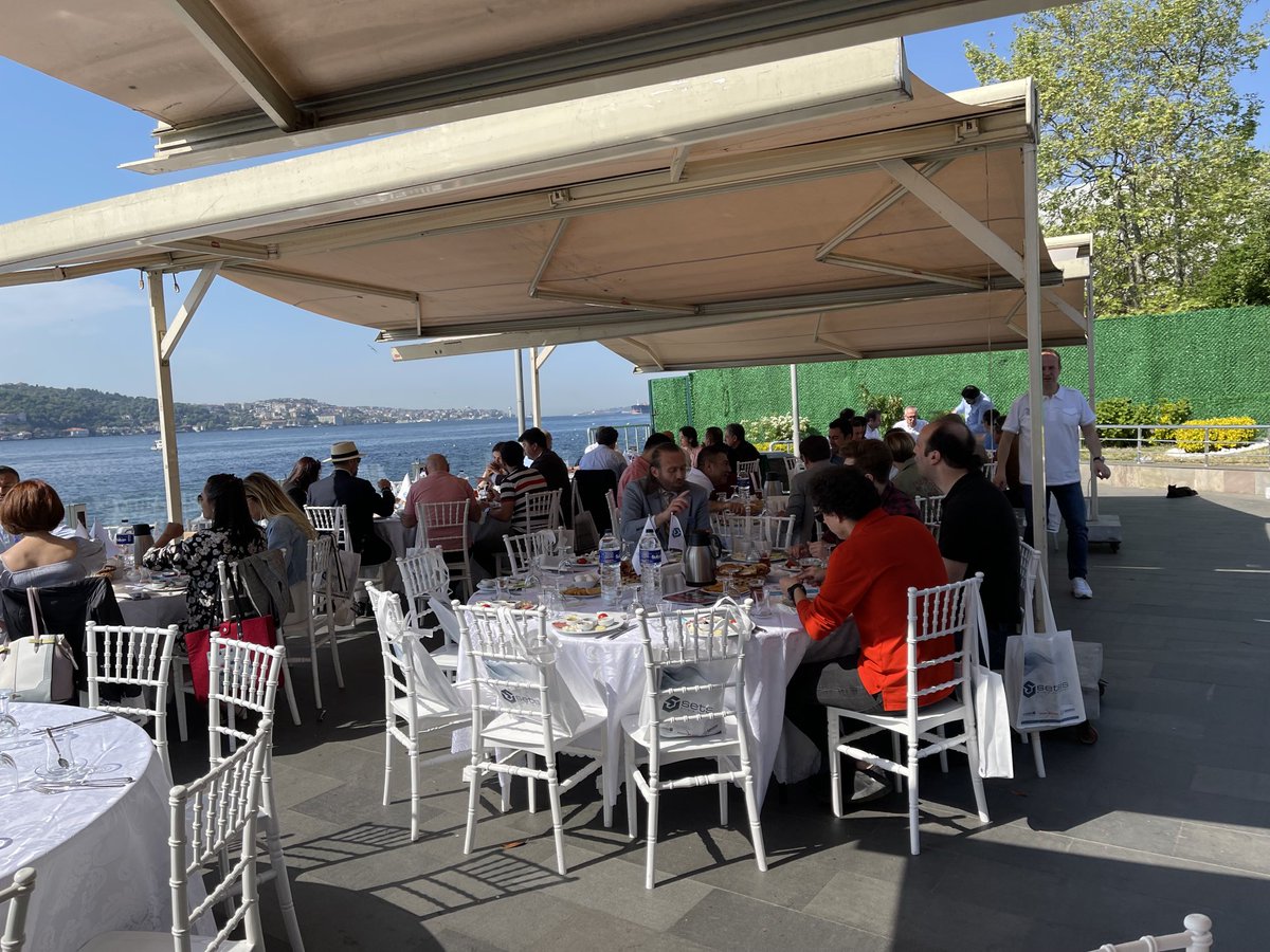 Dernek kahvaltısındayız