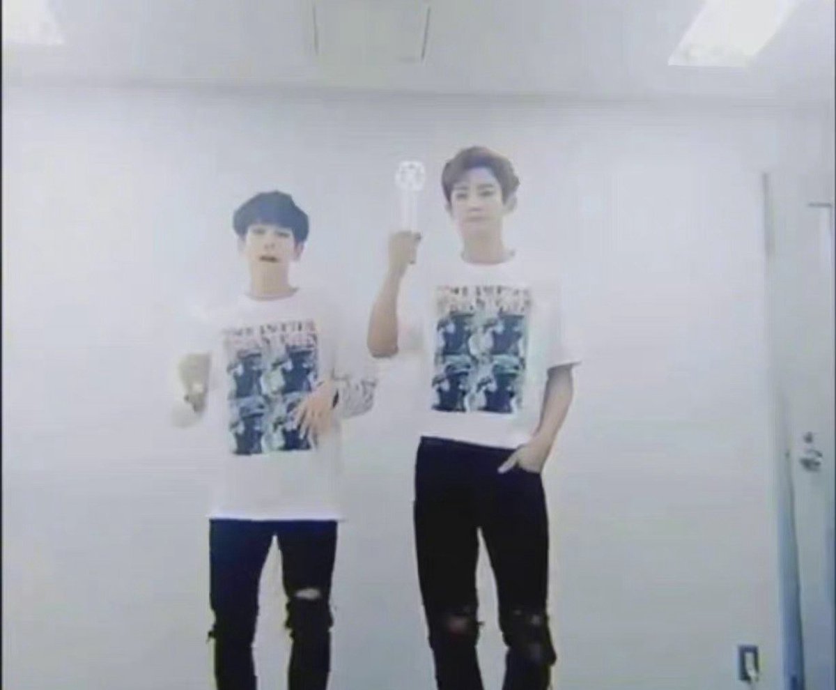 AIREALPCYY's tweet photo. There were another member and chanyeol in the video , but chanyeol ' s part was edited out . Please give us a reasonable explanation . Fans just want to know why chanyeol is treated like this. 👿@SMTOWNGLOBAL @weareoneEXO #CHANYEOL #찬열 #朴灿烈 https://t.co/JeXxfsF58K