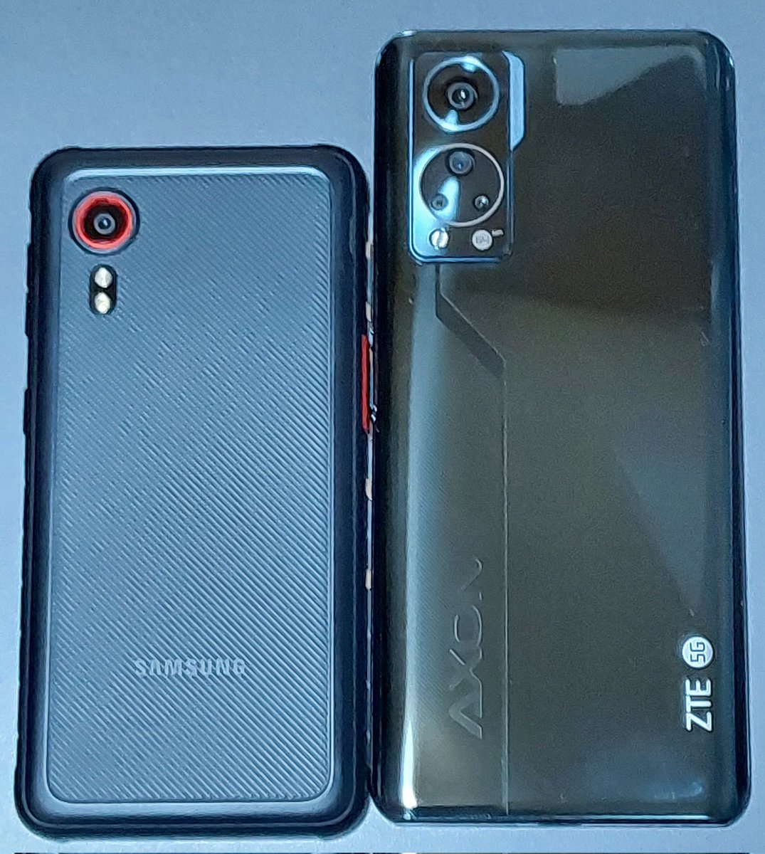 twingo_matic's tweet photo. Galaxy Xcover5 と AXON30。
5.3インチと6.92インチ。
ハンドリングと耐候性抜群のメインと、大画面で没入感最高のサブ。
どちらも市場ではニッチな機種だけど、個人的にはとてもフィットしている。
#Galaxy
#XCover5
#ZTE
#AXON
#AXON30 https://t.co/rwA6U06XAi