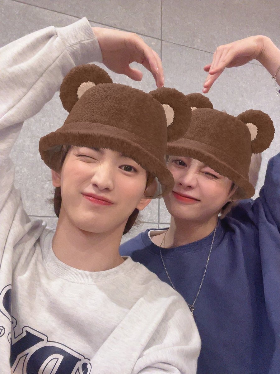TPSTmessages's tweet photo. [fancafe] 220427 🌻☕️

“[🌻 TO iE] LEW &amp; HANBIN’s chemistry name is?🤔”

#tempest #tpst #템페스트 #hanbin #한빈 https://t.co/TC5DicRR6R