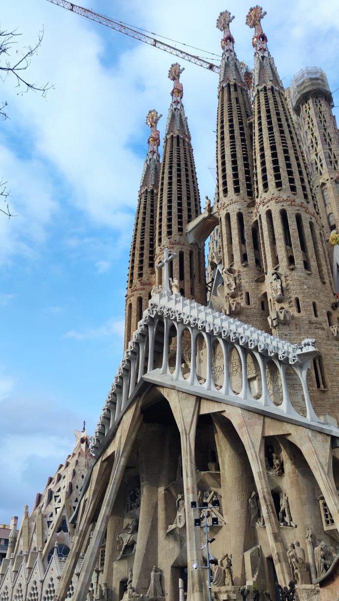 archicourbe's tweet photo. #gaudi #sagradafamilia #artnouveau #archicourbe  #architecture #art #architecte #1900 #Barcelone #españa #vitrail #couleur #restauration #patrimoine https://t.co/0pp7b1t4Hc