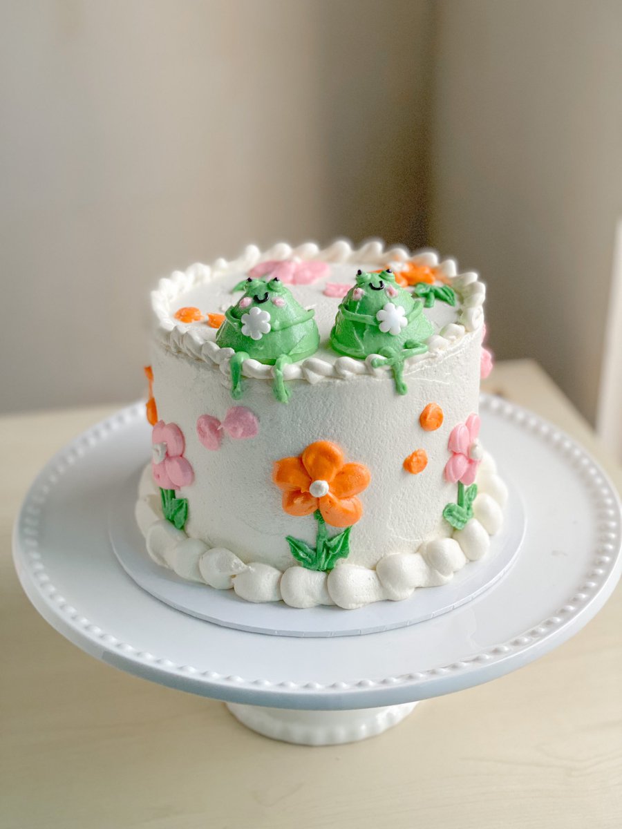 faaathyy's tweet photo. frogs on a cake https://t.co/D3S7TXnXCn