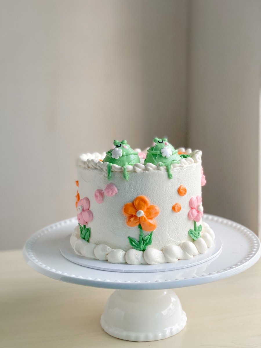 faaathyy's tweet photo. frogs on a cake https://t.co/D3S7TXnXCn