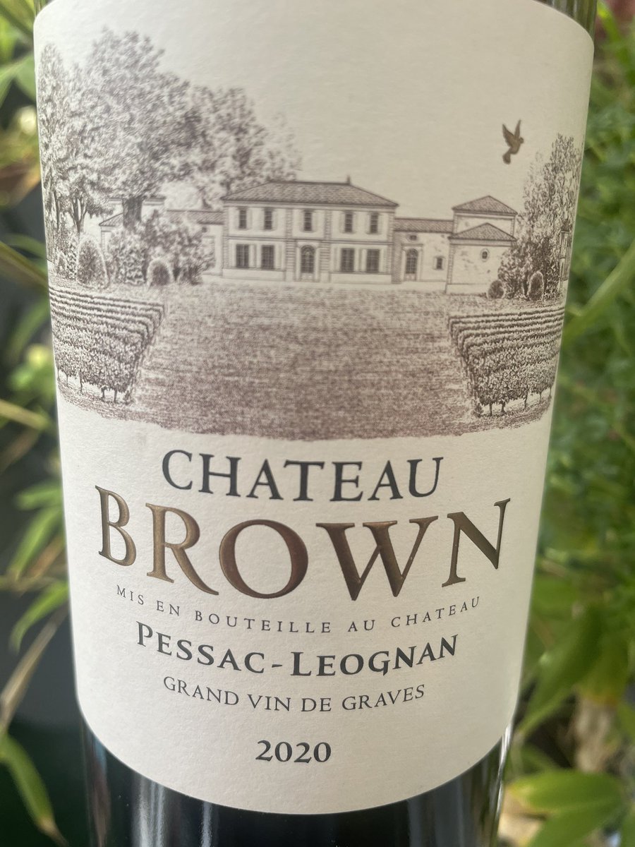 SasPrevin's tweet photo. Nous venons de recevoir le Brown Blanc. Après l’excellent « le rouge », voici son pendant… et point commun : le bonheur de le boire ! Bravo à ce Château qui monte, qui monte et nous on l’adore ! #vindebordeaux #pessacleognan #ventedevins #vinsdequalite #vinsetchampagnes https://t.co/U0BOGI8jzV