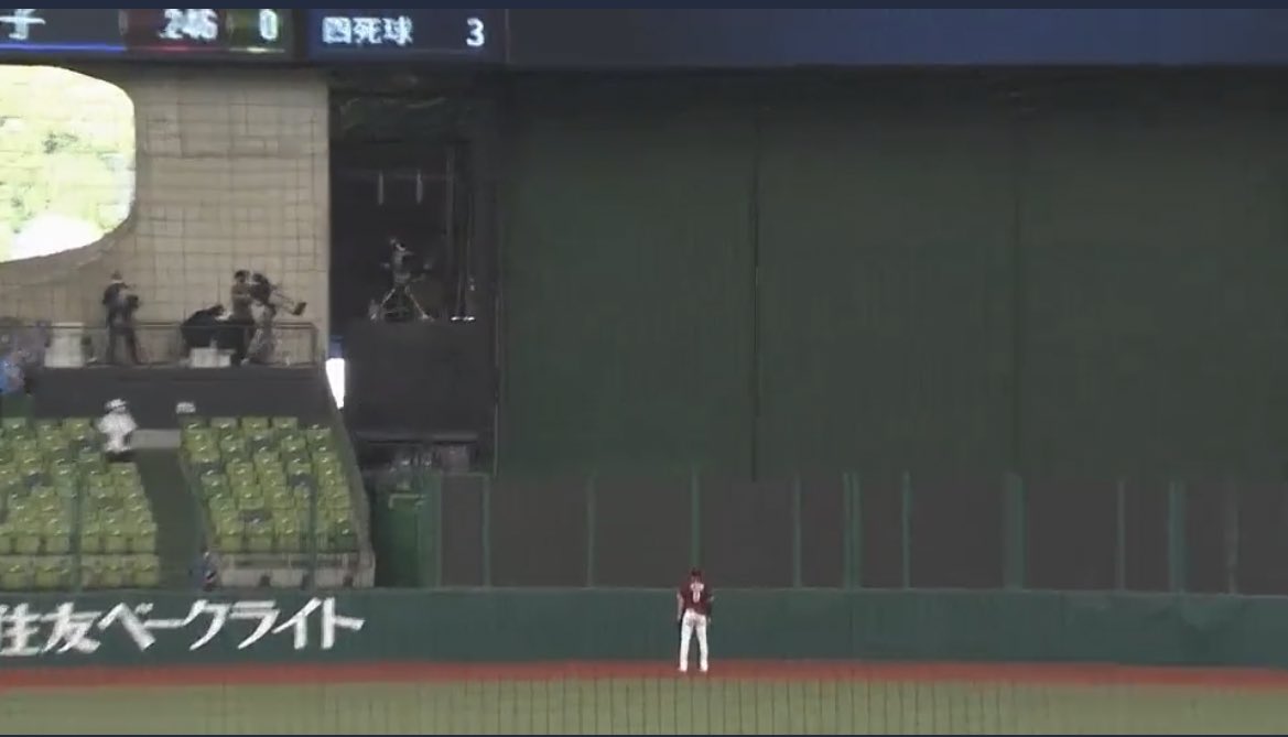 ホームラン打たれた時の辰己の背中...
 #RakutenEagles