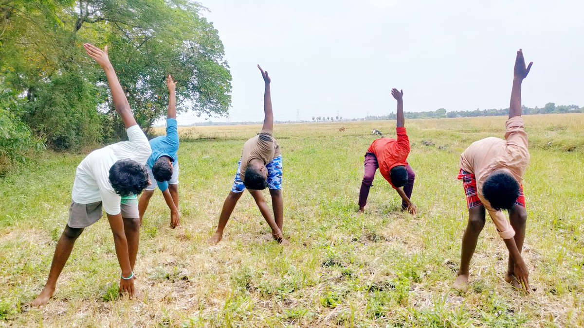 MYBharatHQ's tweet photo. NYV Bhuvanmagiri block, Cuddalore motivating youth to take up #yoga as part of countdown to #InternationalYogaDay2022
#nyks4yoga #IDY2022 #nyk_cuddalore #nykcuddalore #yogainspiration #fitness https://t.co/tfyzzsAPMn