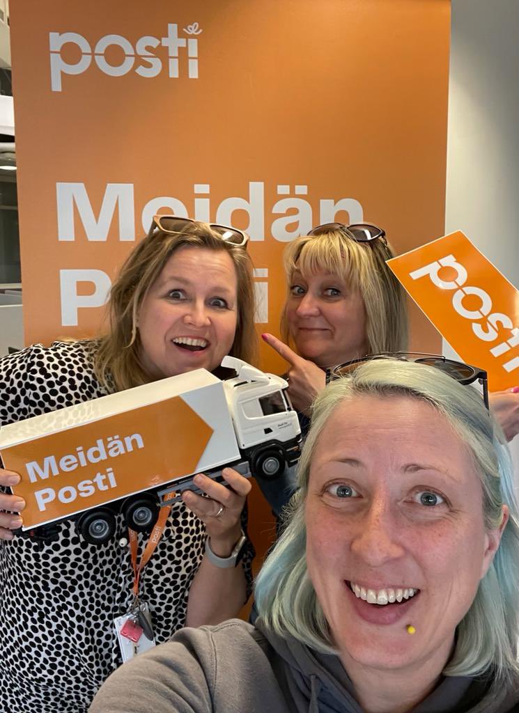 Duunissa parasta on kyllä nämä tyypit 🧡 joiden kanssa hommia tehdään. Vieläkin hymyilyttää eilinen kohtaaminen <a href="/MantiVP/">Manti Väätäinen-Pereira</a> &amp; @Marjo_Hu ja siitä seurannut spontaani tulevan #MeidänPosti-kiertueen fiilistely #MePostilaiset #Posti